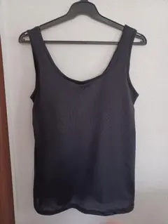 ブラカップ付き黒タンクトップ