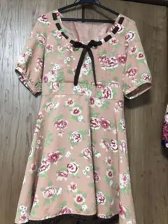 夢展望 リボン付き薔薇柄ワンピース