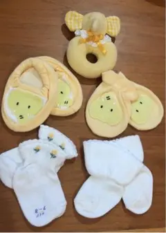 ベビー用ミトン、足カバー、おもちゃ3点セット＋靴下×2