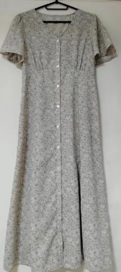 ジーユー　フラワーVネックフレアスリーブワンピース　Ｍ