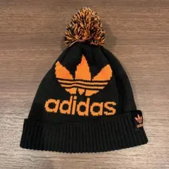 adidas ポンポン付きニット帽 黒/オレンジ
