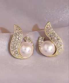 パールとクリスタルのエレガントピアス