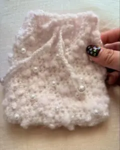 淡いピンクのパール付き巾着袋