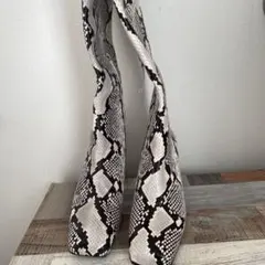 ZARA！未使用品革製ヘビ柄 ロングブーツ 高ヒール