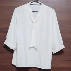 【未着用品です】Honeys　パール飾り付きボウタイ風6分袖ブラウス