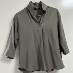 グレー 五分袖 Vネックシャツ　ユニクロ　緑　汚れあり　ボタン付き