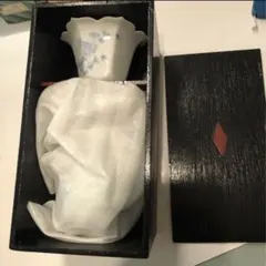 新品 高級有田焼き白磁に青い花柄の小物揃い 八角花びら形木箱付