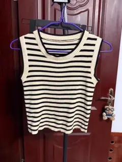 アイボリーと黒のストライプノースリーブニット