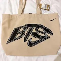 BTS Nike x BTS トートバッグ ナイキ プリント 裏刺繍 タグ付き - メルカリ
