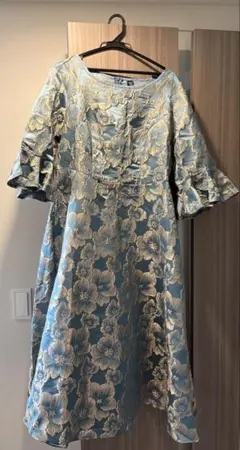 フラワーパターン青色ドレス