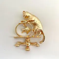 ゴールドのネコと金魚鉢のブローチ アンティーク調 レトロ 古着mix お洒落　猫