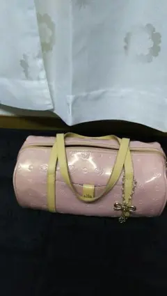 クレイサス エナメル調ボストンバッグ サーモンピンク