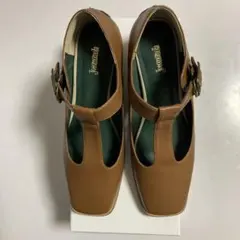 ホコモモラ　ブラウン Tストラップパンプス