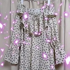 フリル付きオフショルダー長袖ワンピース