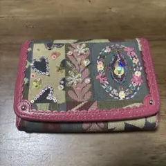 Think Bee!（シンクビー！）の長財布です。