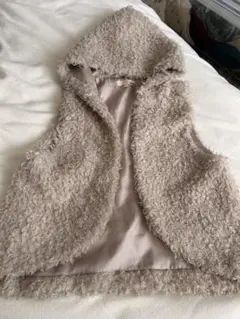 フード付き　ベージュ　ベスト　プードルボアフェイクファー