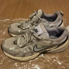 NIKE WMNS V2K RUN FD0736-100 26.5cmスニーカー