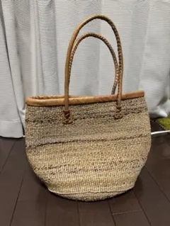 ストローとレザーのラウンド型かごバッグ