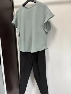 ミントグリーン フリル袖トップス ブラックパンツ セット