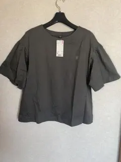 ユニクロ　ダークグレー フリル袖 Tシャツ M★新品