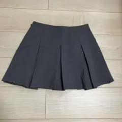 美品 GU グレー ローウエストプリーツミニスカート 裏地パンツタイプ Sサイズ