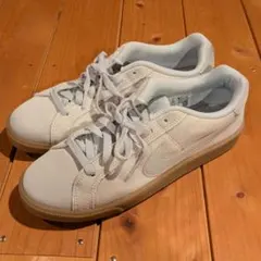 ナイキ　コートロイヤル　スエード