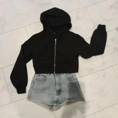 ブラックフード付きパーカーとデニムショートパンツセット