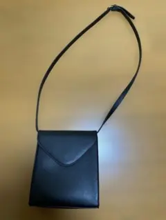 ブラック ショルダーバッグ フラップデザイン