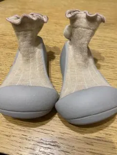 アティパス　ベビーシューズ　ポンポン　12.5センチ