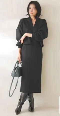 UNFILO キーネックプルオーバーとIラインスカートのセット