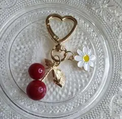 ◆misshop◆アクセサリーチャームチェリーxデイジー韓国スマホハート型ホルダ