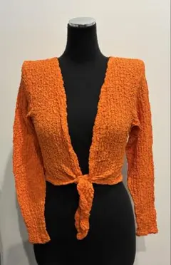 オレンジ色長袖カーディガン前結び