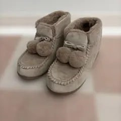 ベージュ ポンポン付き ムートンブーツ