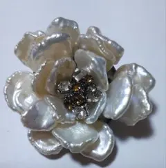 白蝶貝花形ブローチ