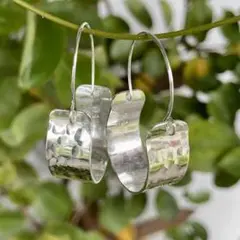 フープピアス 小振り 手うち風 作家 個性的 シルバー
