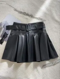 ブラックレザー風プリーツミニスカート