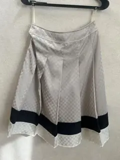 グレー プリーツスカート 膝丈 黒いストライプ