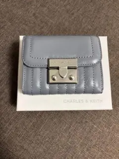 【美品】CHARLES & KEITH グレー 三つ折り財布