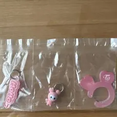 TWICELOVELYSアクリルカラビナフロッキーマスコット　モモ
