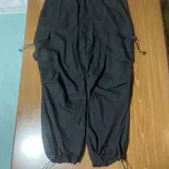 ブラックカーゴパンツ ドローコード付き