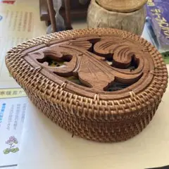 アンティークな置物ケース