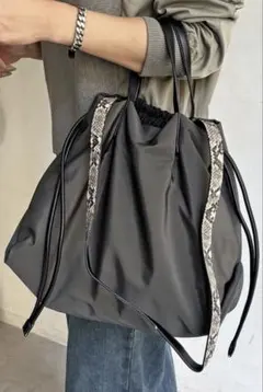 un dix cors（アンディコール）パイソンハンドルナイロンバッグ