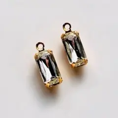 V74ヴィンテージパーツ　アクセサリーパーツ　台座付チャーム　クリア２個ピアスに