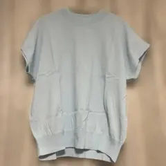 淡い青色フレンチスリーブニット