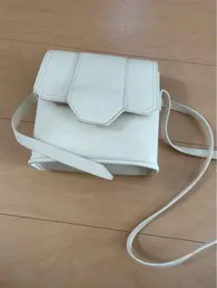 サマンサタバサ フラップデザインショルダーバッグ ホワイト