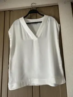 未使用H &MのＶネックブラウスです ホワイト綺麗めオフィス.通勤にも