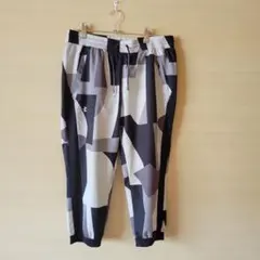 ★新品未使用★Under Armour ジョガーパンツ 幾何学模様　七分丈