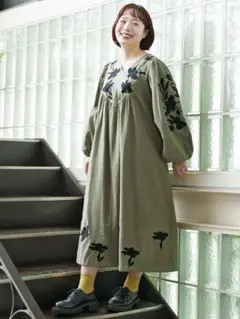 新品タグ付き　アズノウアズオオラカ　オチツキフラワー　花柄 ロングワンピース 新品タグ付き アズノウアズオオラカ オチツキフラワー 花柄 ロング