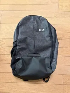 Oakley オークリー　グレー　バックパック　リュック　大容量のサムネイル