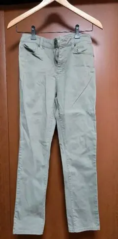 カーキ スリムフィット カジュアルパンツ